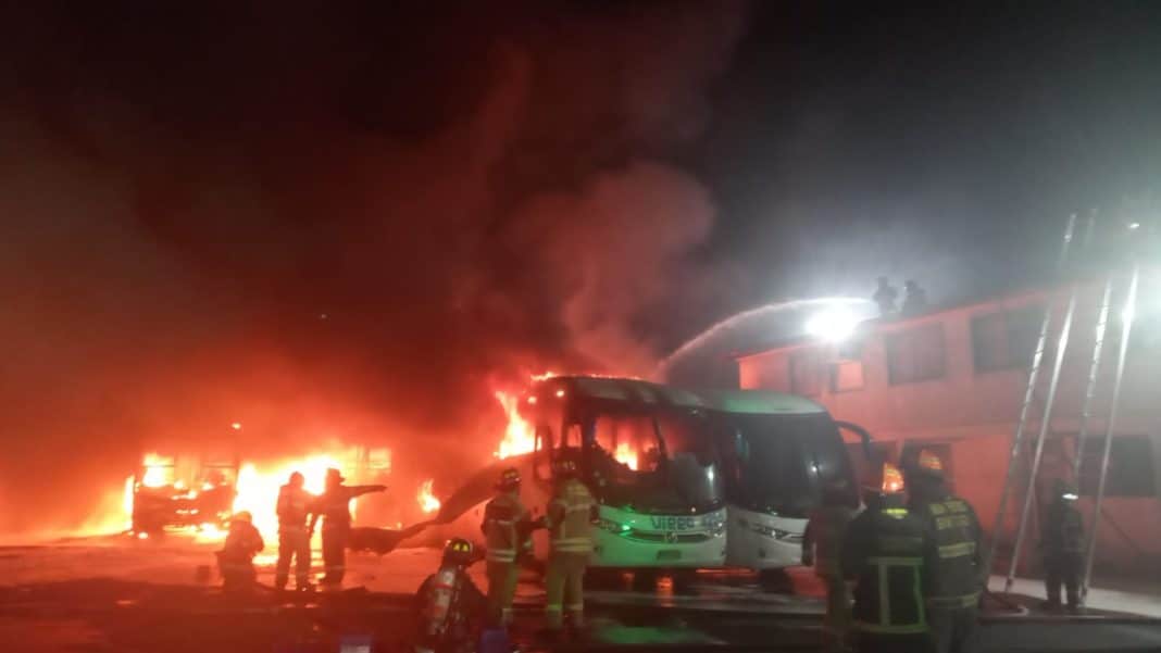 ¡Impactante incendio en taller de buses! 15 máquinas quedan reducidas a cenizas en Estación Central