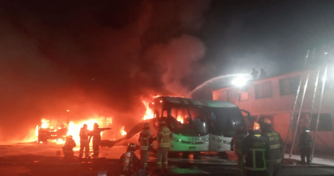 ¡Impactante tragedia! Incendio arrasa con 15 buses en Estación Central