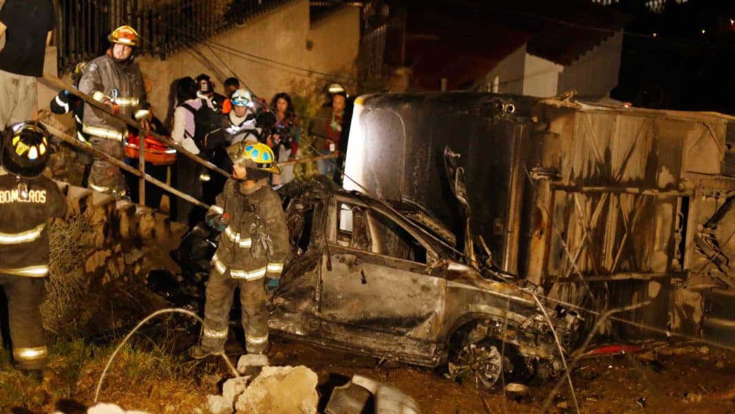 ¡Impactante video! El dramático accidente de bus de turistas en Valparaíso