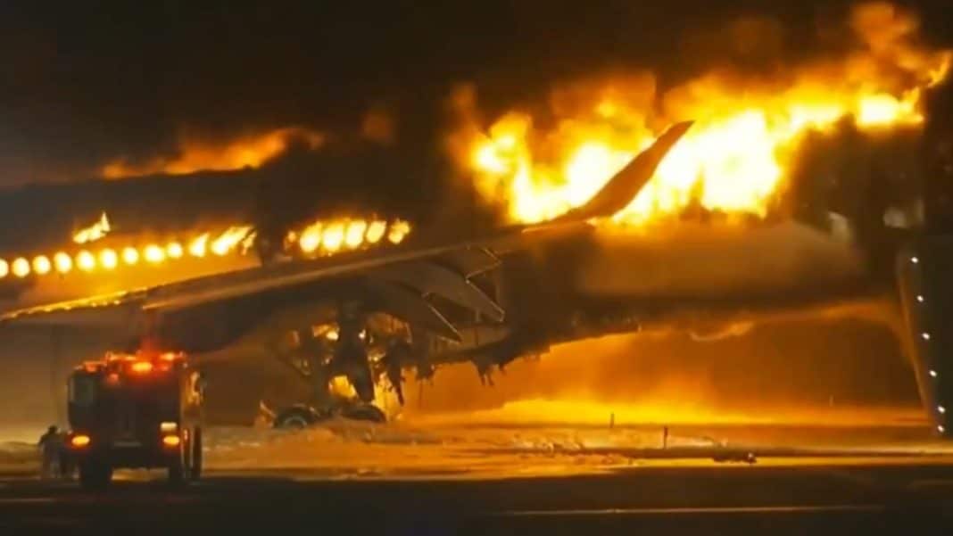 ¡Impactantes imágenes! Avión se incendia al aterrizar en aeropuerto de Japón