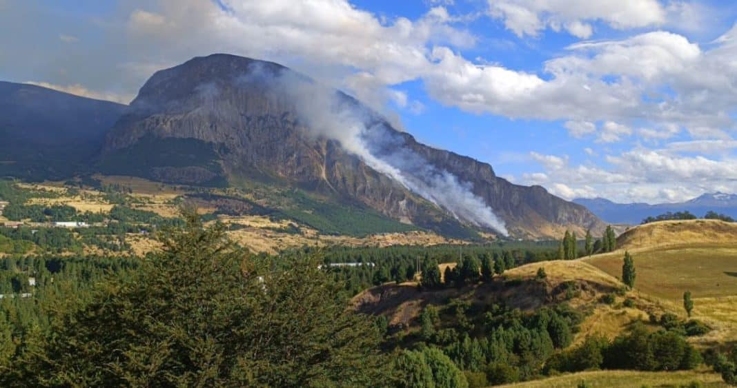 ¡Incendio en Cerro Mackay de Coyhaique amenaza con arrasar todo a su paso!
