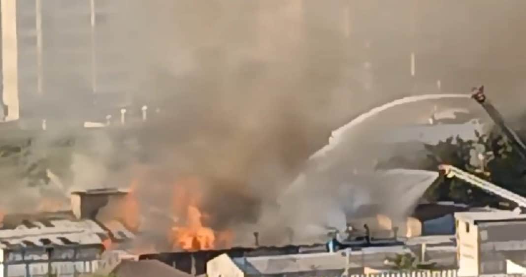¡Incendio en Santiago Centro! Riesgo de propagación por elementos inflamables