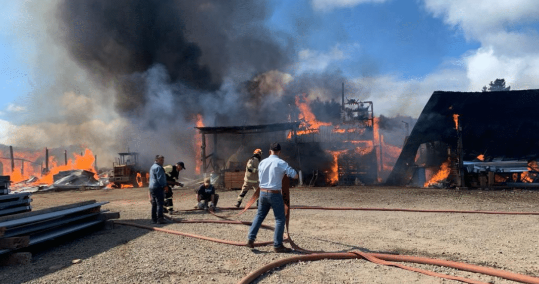 ¡Incendio en fábrica de viviendas en Florida! Alcalde pide apoyo aéreo para combatir el siniestro