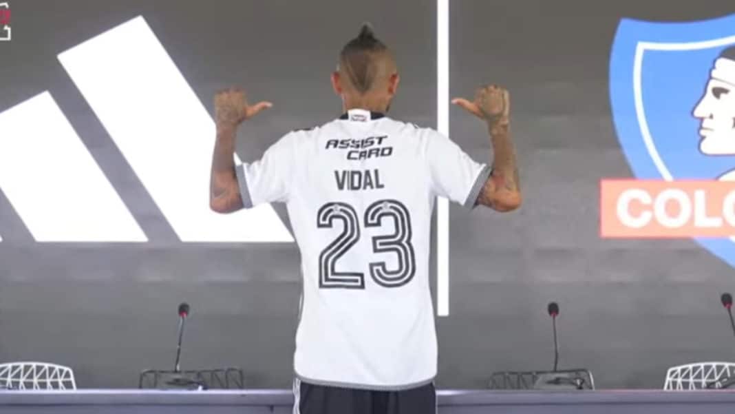 ¡Increíble! Arturo Vidal lidera la presentación de la nueva camiseta de Colo Colo 2024