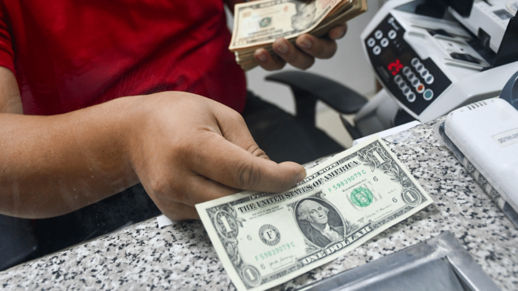 ¡Increíble! El dólar en Chile supera los $920 y los expertos explican por qué