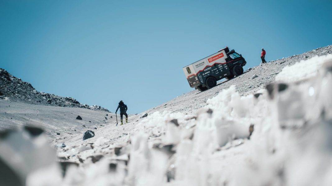 ¡Increíble hazaña! Ingenieros suizos conquistan el volcán Ojos del Salado en un camión eléctrico