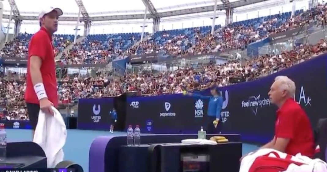 ¡Increíble momento en la United Cup! Jarry se descontrola en serie ante Grecia y su abuelo Fillol lo aconseja