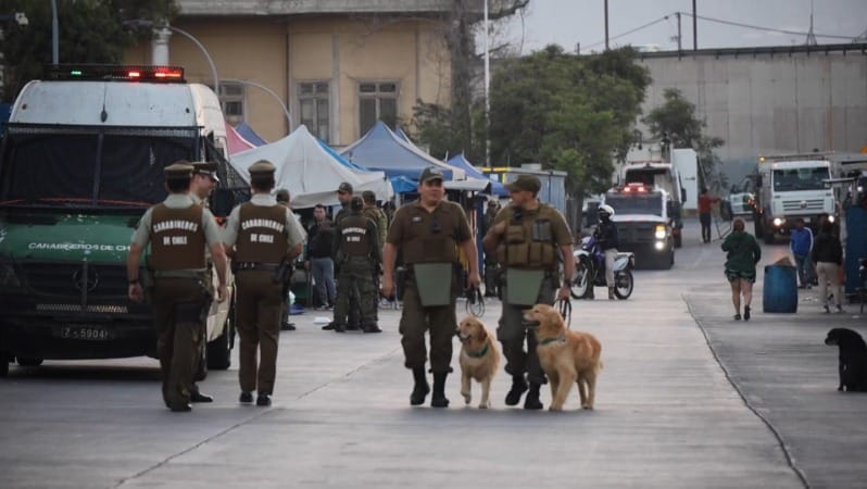 ¡Increíble operativo! Carabineros y municipales retiran comercio ilegal de la Cárcel Santiago 1