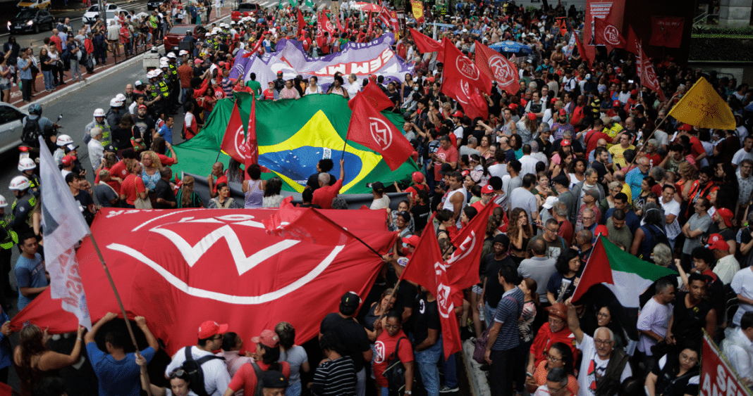 ¡Miles de manifestantes exigen justicia en aniversario de intentona golpista en Brasil!