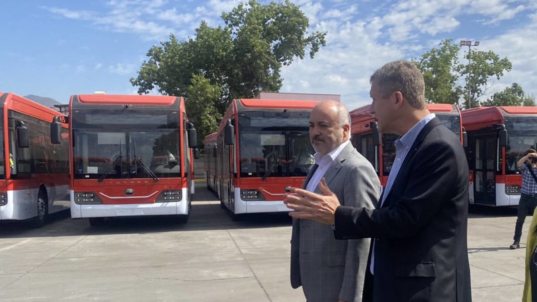 ¡Revolución en el transporte! Cuatro comunas de Santiago contarán con una moderna flota de buses eléctricos RED