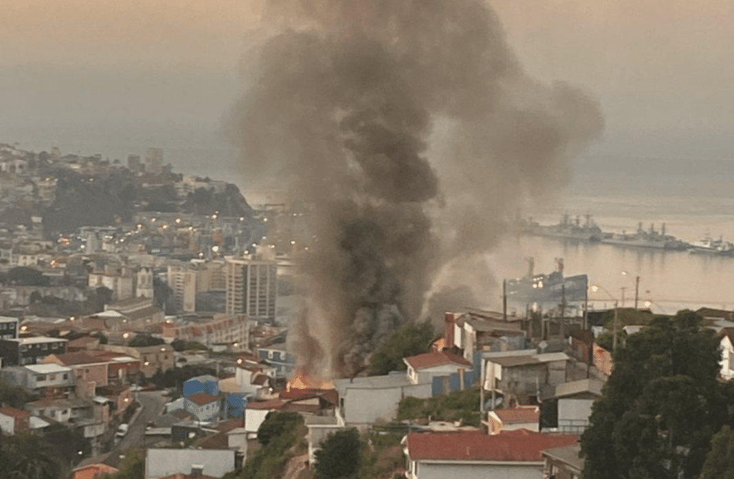 ¡Tragedia en Valparaíso! Incendio arrasa con cinco viviendas en el Cerro Mariposa