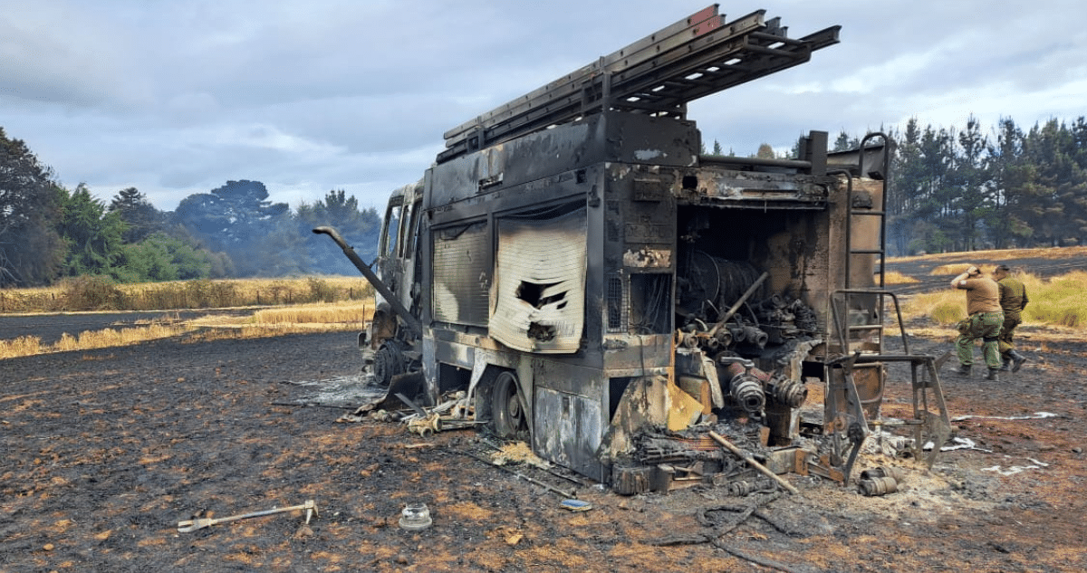 ¡Impactante! Bomberos luchan contra las llamas y pierden su carro en incendio forestal