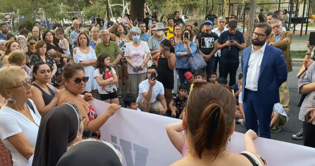 Boric se reúne con vecinos de barrio Yungay por seguridad: 'Es el pueblo contra la delincuencia'