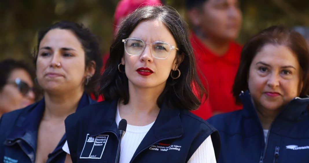 Camila Vallejo desdramatiza ranking que cataloga a Chile como 'democracia defectuosa'