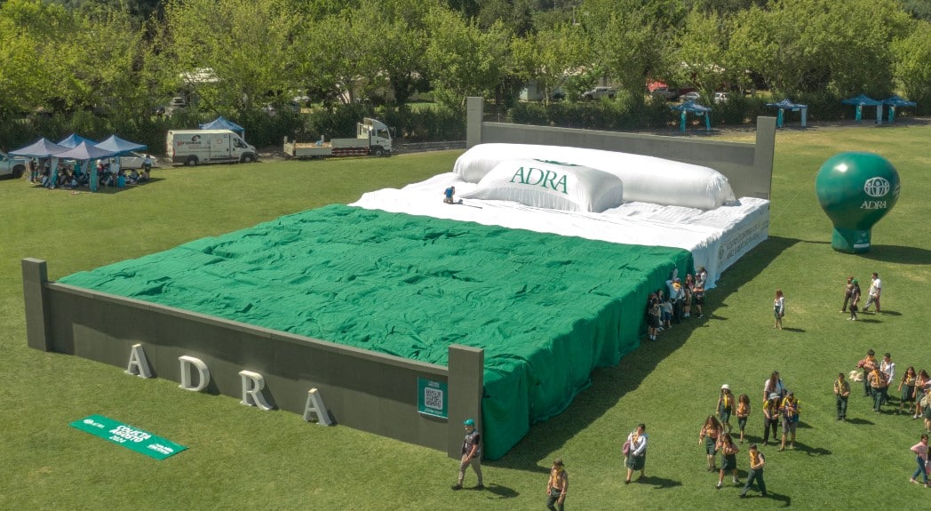 Chillán rompe récord Guinness con la cama más grande del mundo