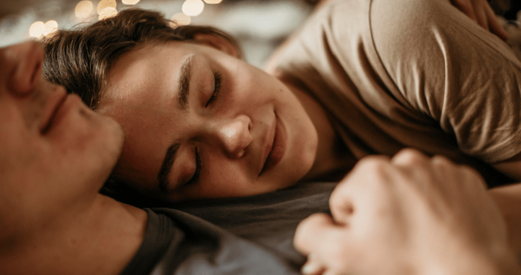 Descubre cómo duermen las parejas chilenas y de qué hablan por las noches