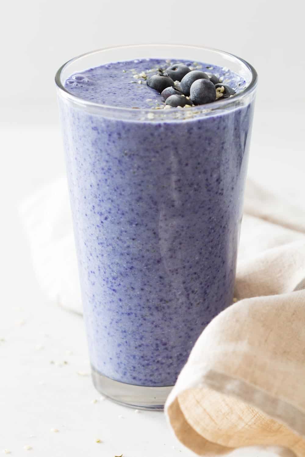 Descubre el secreto del smoothie azul: 3 ingredientes para un batido proteico infalible