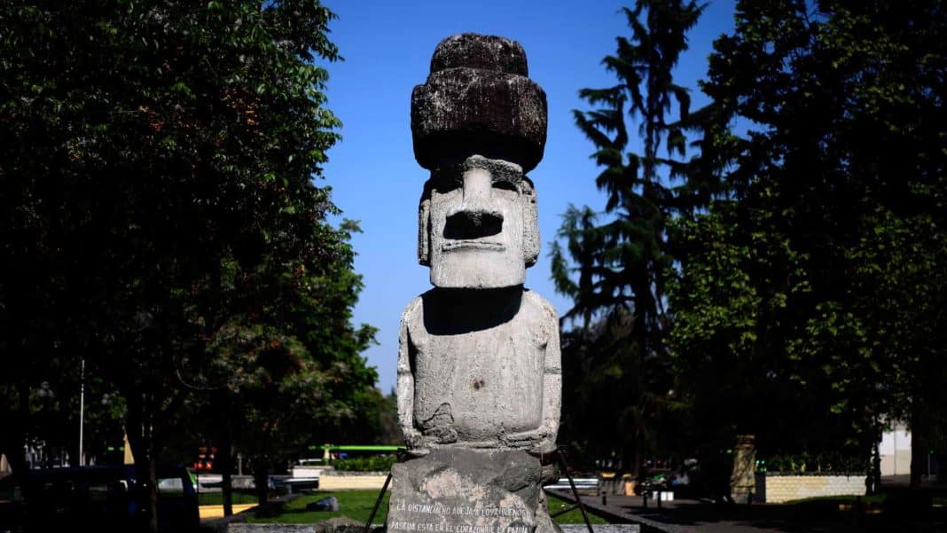 El alcalde de Rapa Nui critica el pedido de Boric sobre el moai: 'La política ocupa nuestra cultura para ganar rédito'