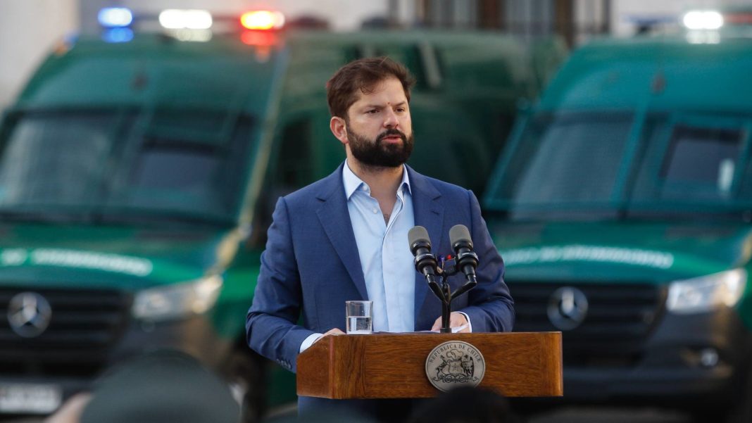 El presidente Gabriel Boric entrega vehículos para Gendarmería y critica la polémica compra de autos Lexus en el Poder Judicial