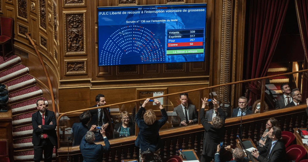 Francia aprueba incluir el aborto en su Constitución: serán el primer país en hacerlo