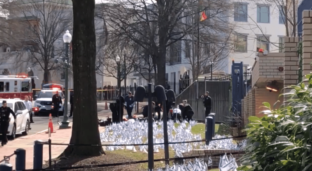 Impactante: Hombre se prende fuego frente a la Embajada de Israel en Washington