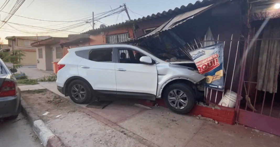 Impactante accidente: Vehículo choca contra dos casas y queda incrustado en una de ellas en Lo Espejo