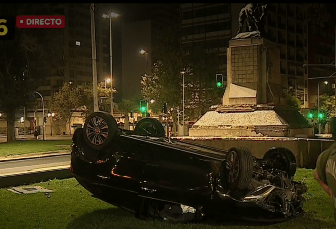 Impactante accidente en Plaza Italia: Auto volcado y consumo de alcohol bajo investigación