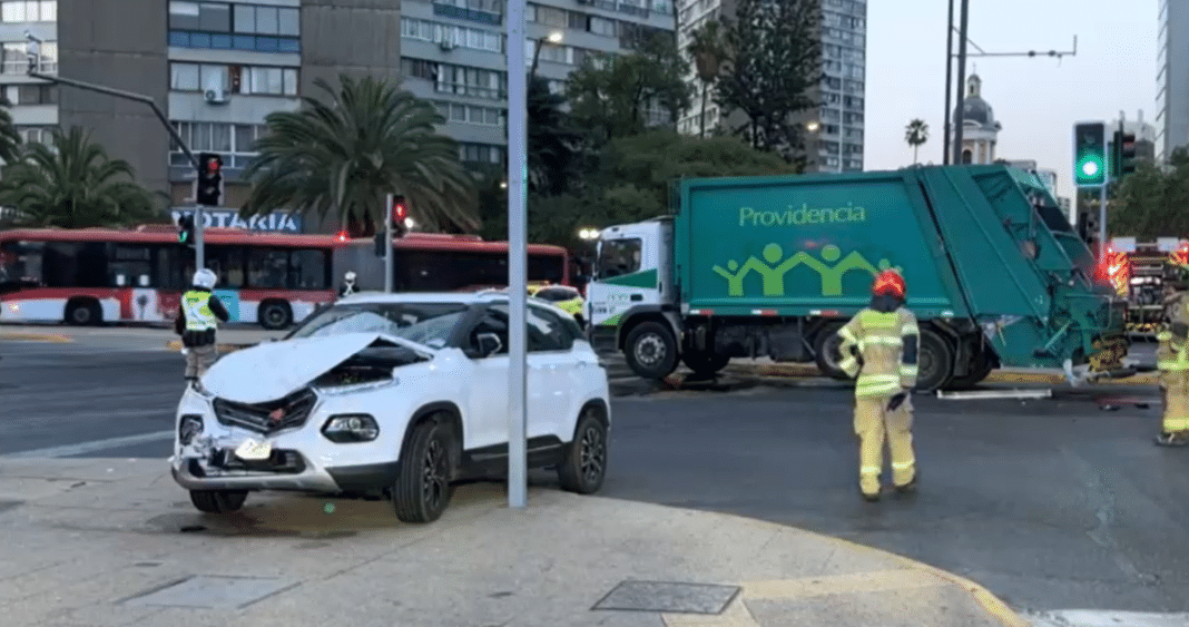 Impactante accidente en Providencia: camioneta y camión de basura colisionan