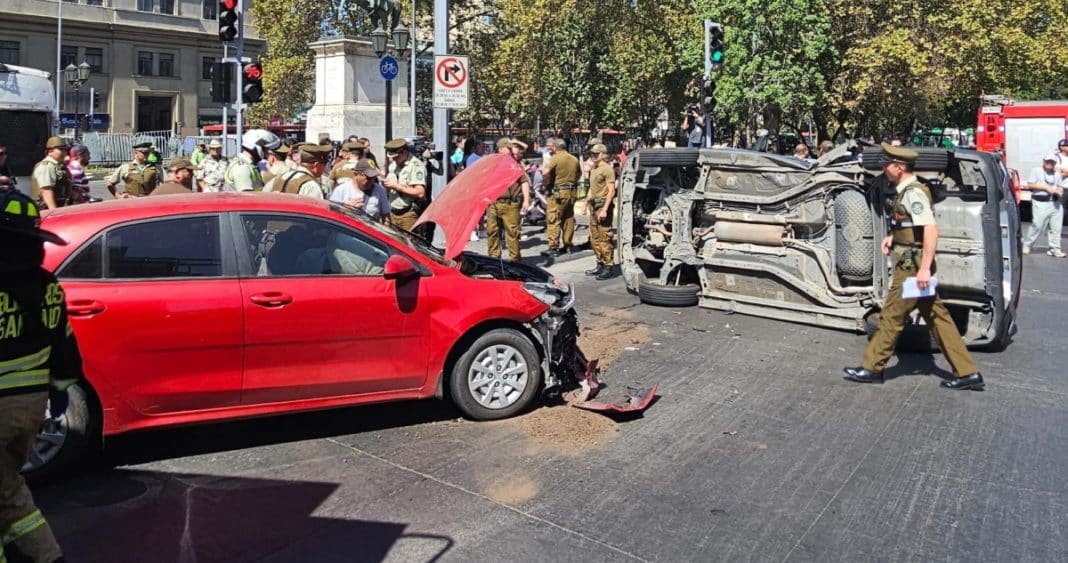Impactante accidente frente a La Moneda: vehículo volcado y pasajera atrapada