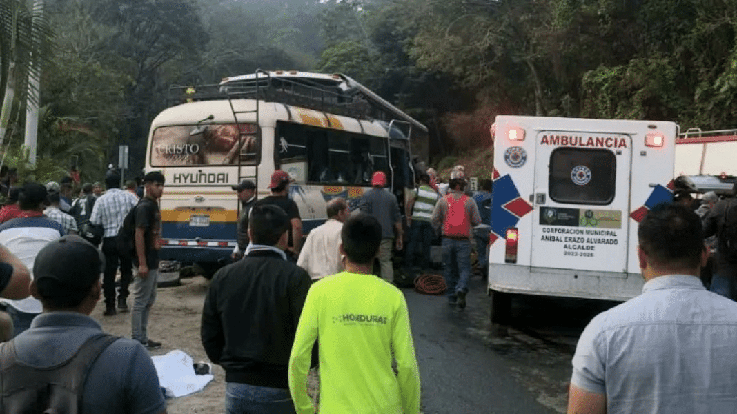 Impactante choque de dos buses en Honduras deja 17 muertos