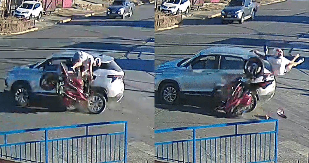 Impactante choque entre moto y auto en Lota: ¡Increíblemente el motociclista salió ileso!