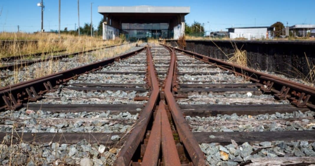 Impactante tragedia en Lanco: Hombre muere atropellado por un tren de carga