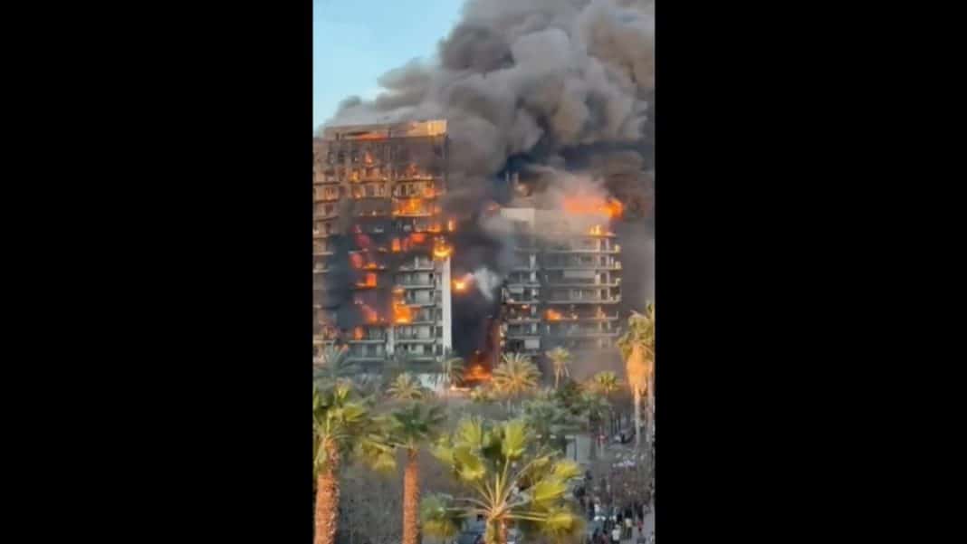 Impactantes imágenes del gigantesco incendio en un edificio de España