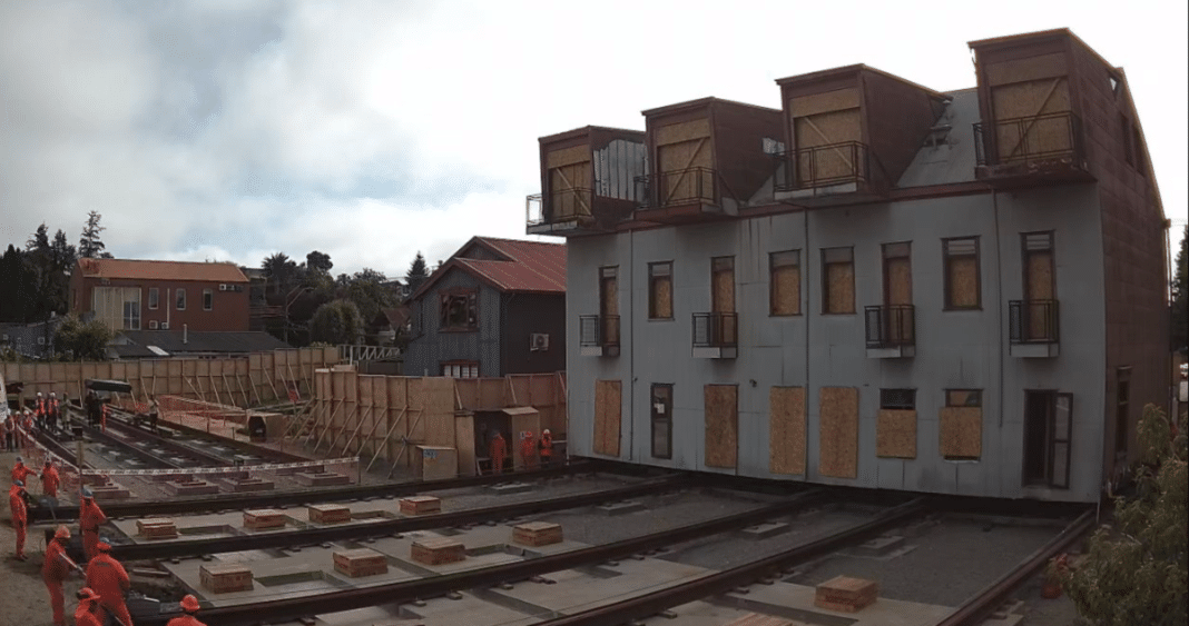 Increíble traslado de la histórica Casona Lopetegui en Valdivia