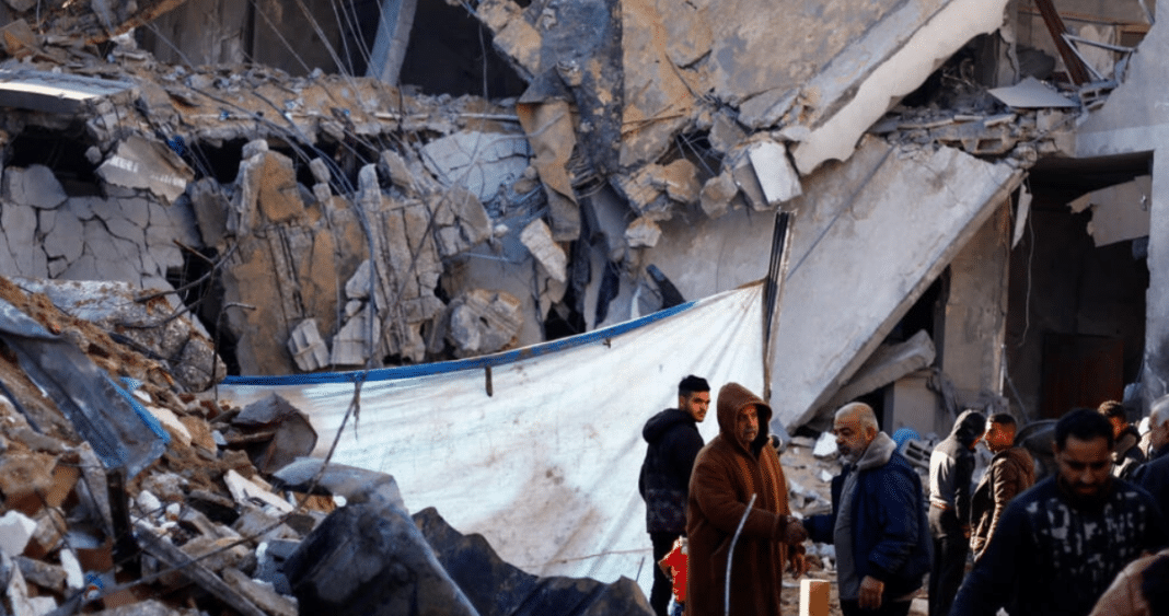 Israel bombardea Rafah, ciudad donde se refugian desplazados palestinos: se reportan 14 muertos