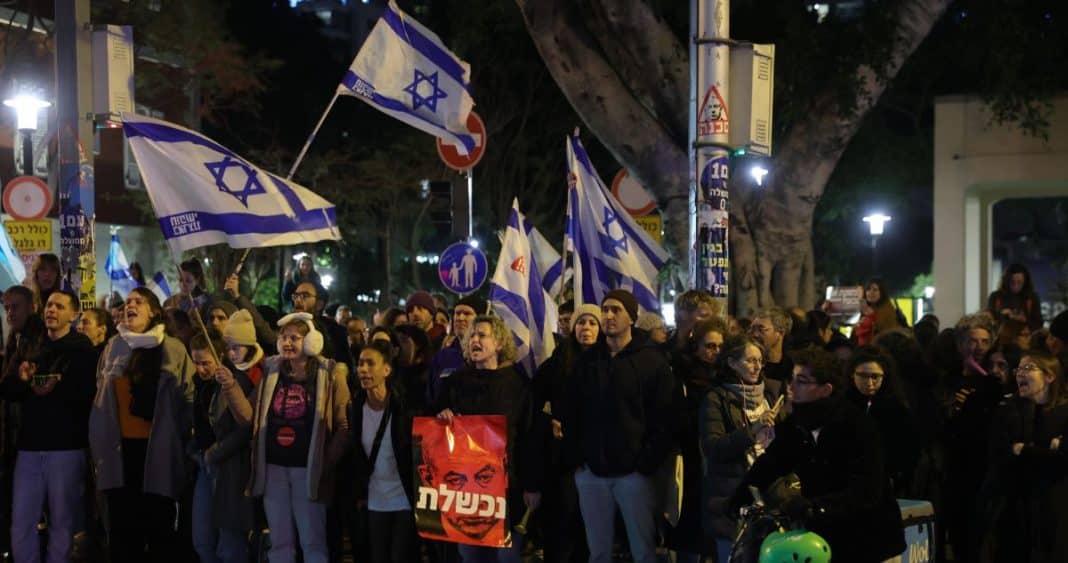 Israel: miles de manifestantes exigen el fin del mandato de Netanyahu y la liberación de los rehenes