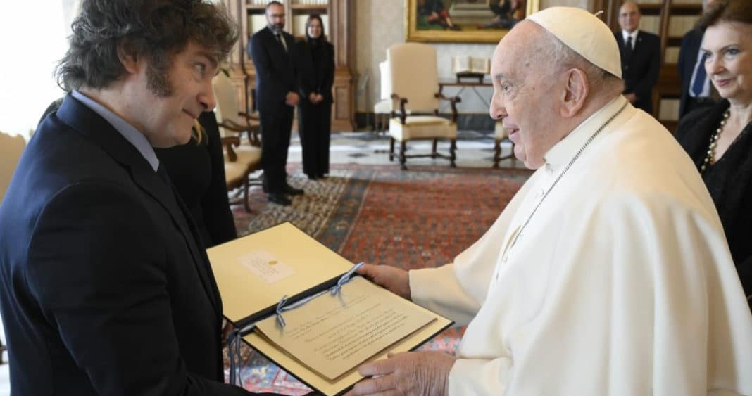 Javier Milei sorprende al papa Francisco con 3 obsequios de reconciliación en el Vaticano: ¿Qué son?