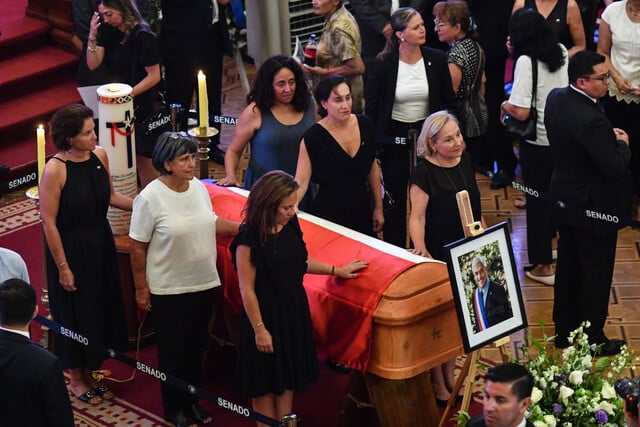 La emotiva guardia femenina en el funeral de Sebastián Piñera