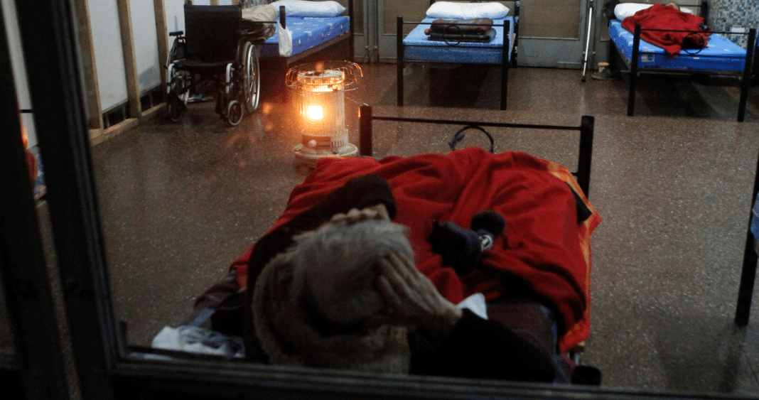 Trágico suceso en albergue del Mideso en Temuco: Adulto mayor muere asfixiado mientras comía