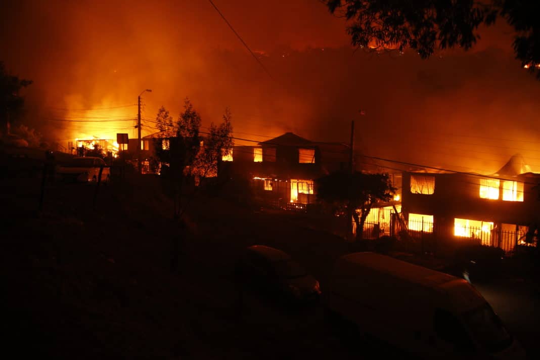 ¡Alerta! Toque de queda en Valparaíso por incendios forestales