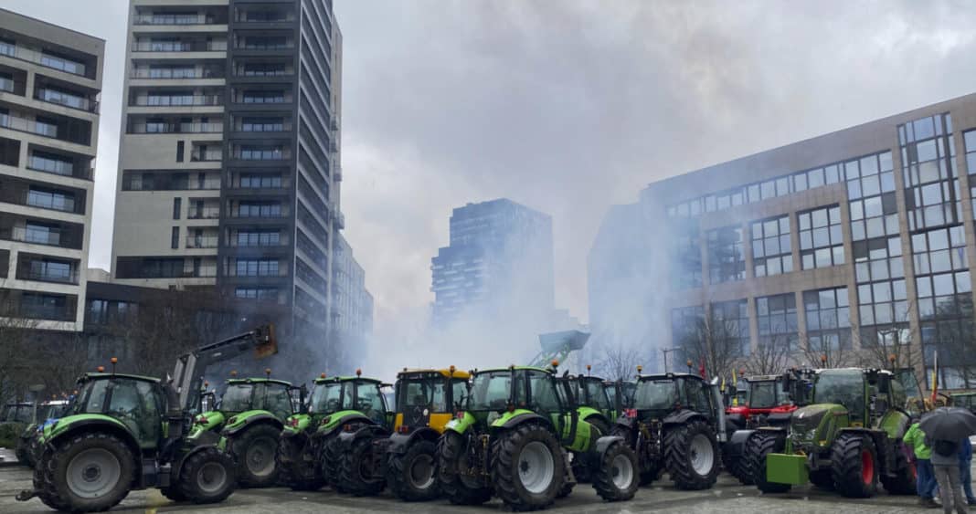 ¡Caos en Bruselas! Cientos de tractores bloquean la ciudad durante la cumbre de ministros de Agricultura de la UE