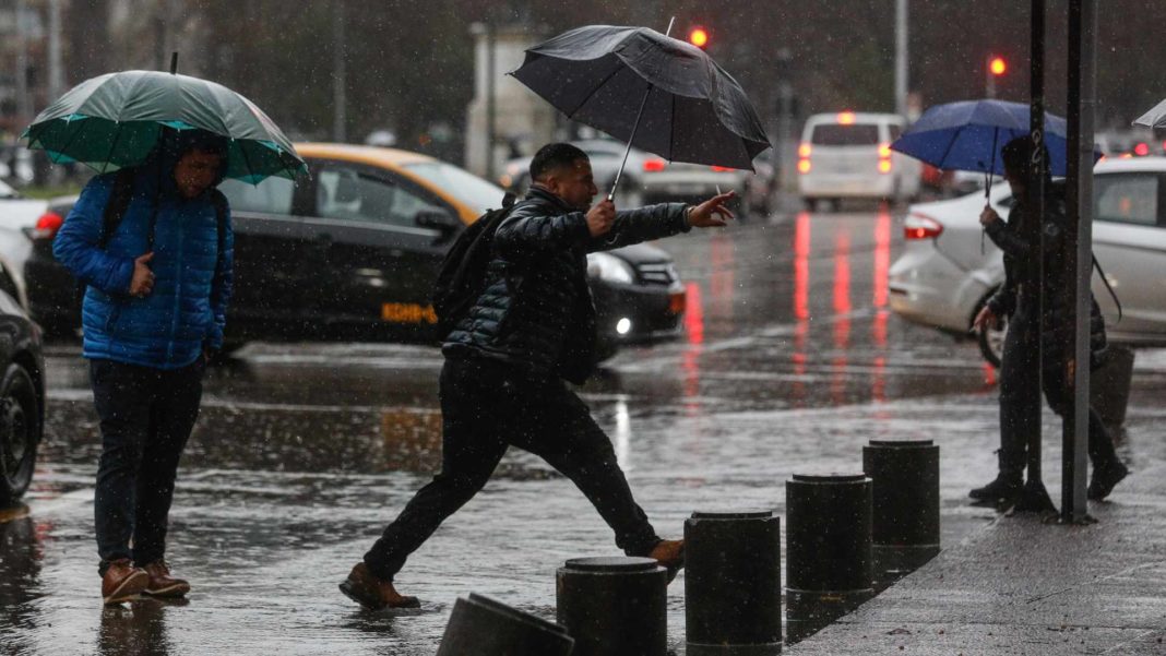 ¡Descubre a qué hora empieza a llover en Santiago y prepárate para el cambio de clima!