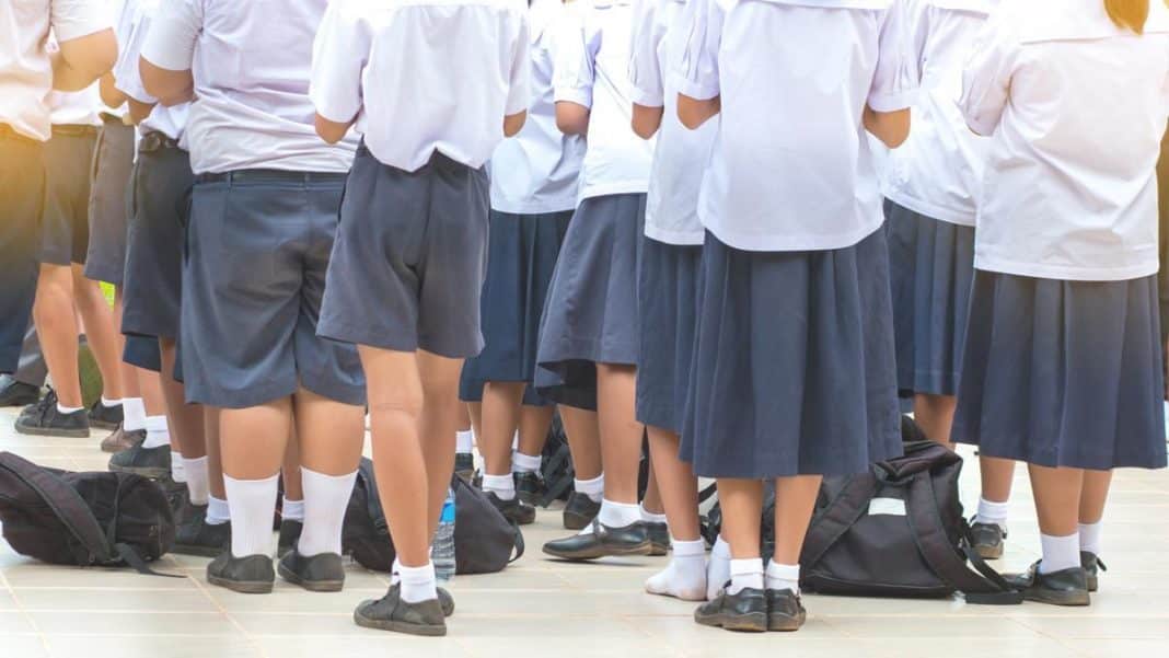 ¡Descubre cómo mantener los uniformes escolares impecables durante todo el año!
