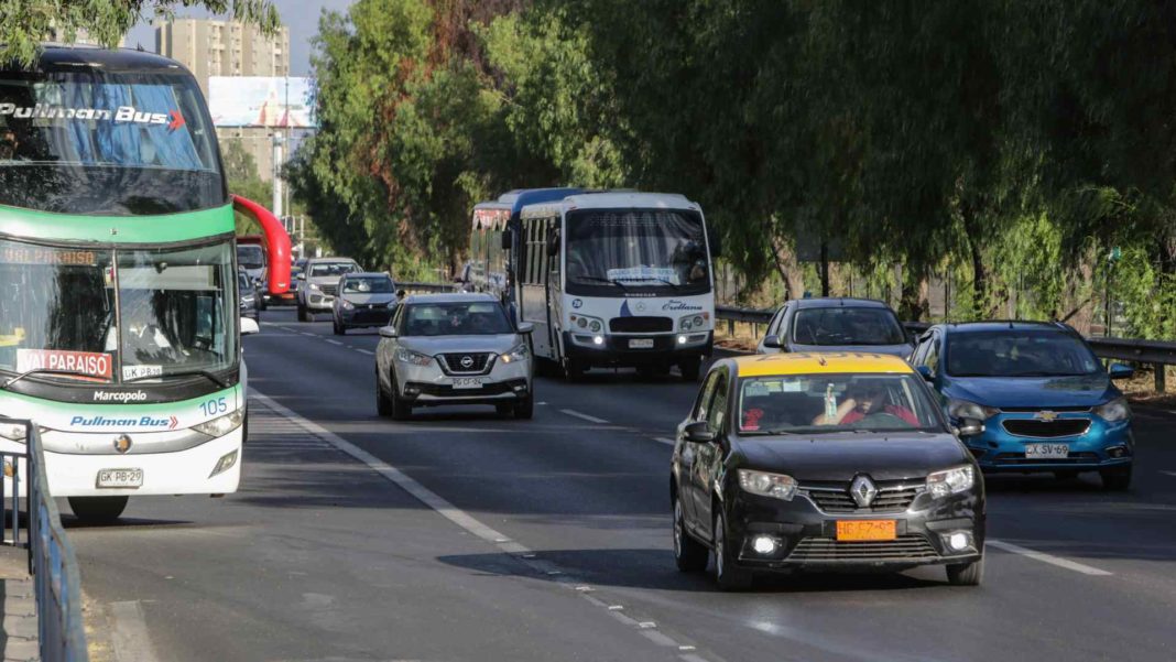 ¡Descubre las multas por no grabar la patente en vidrios y espejos de autos!