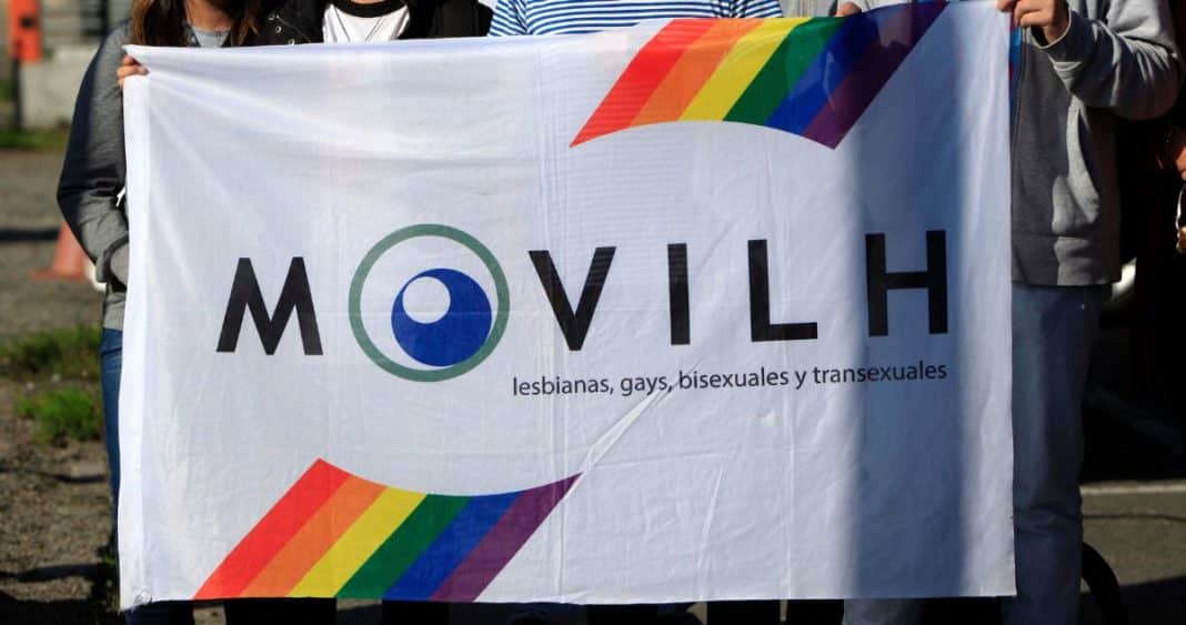 ¡Escándalo! Hombre promueve terapias reparativas de la homosexualidad y Movilh denuncia homofobia