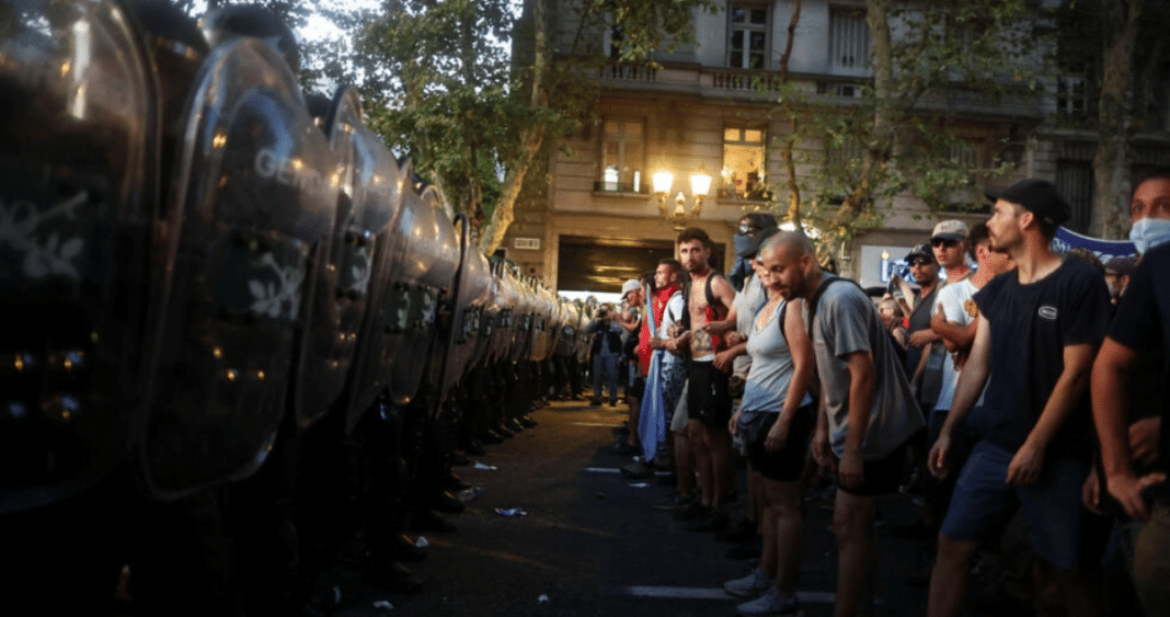 ¡Escándalo en Argentina! Dos chilenos detenidos por protestas y la ministra de Seguridad pedirá su expulsión