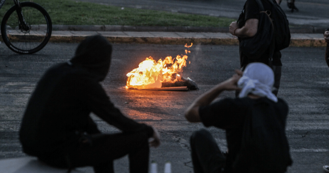 ¡Escándalo en Plaza Italia! Sujetos celebran la muerte de expresidente Piñera y causan caos