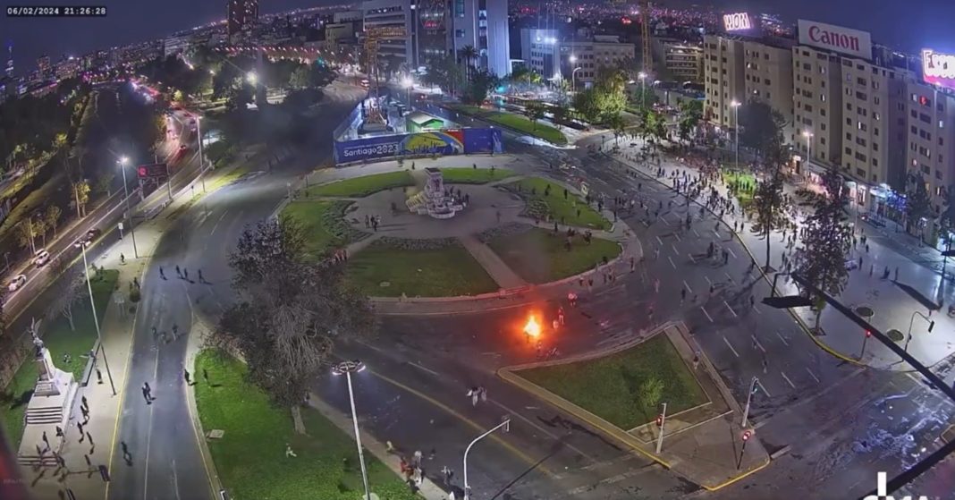 ¡Escándalo en Plaza Italia! Vándalos celebran la muerte de Piñera y Carabineros tiene que intervenir