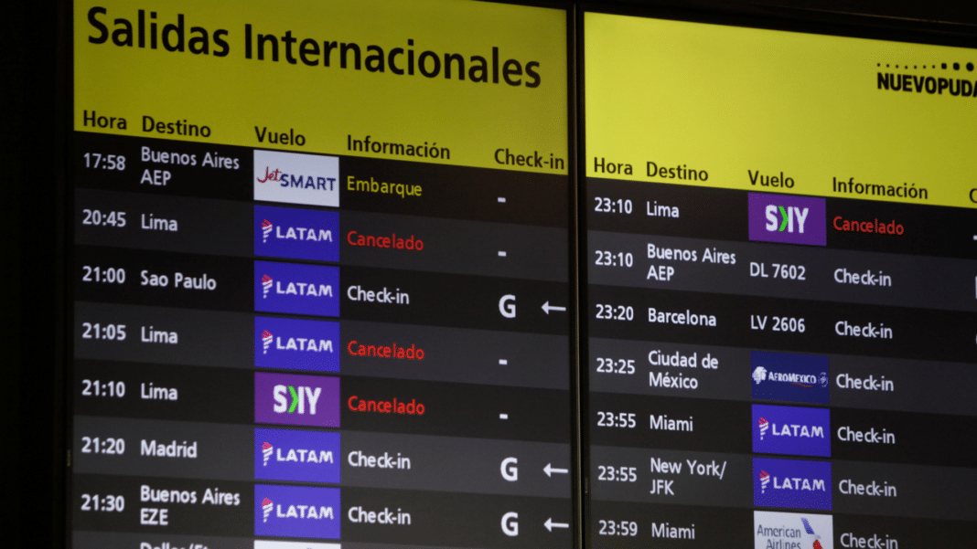 ¡Escándalo en el aire! Sernac toma medidas contra aerolíneas chilenas por alza de reclamos