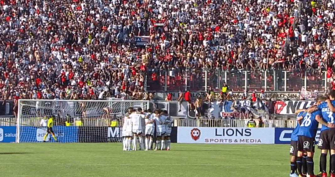 ¡Escándalo en el fútbol! Barra de Colo Colo no respeta minuto de silencio por Piñera y desata polémica